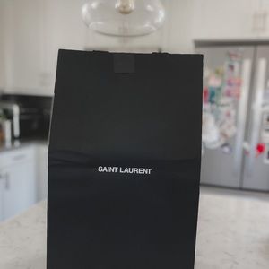 YSL ENVELOPE MEDIUM CHAIN BAG IN BEIGE COLOR.